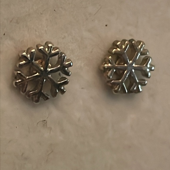 0.5” mixed metal gold & silver tone snowflake shaped stud earrings - Picture 4 of 11